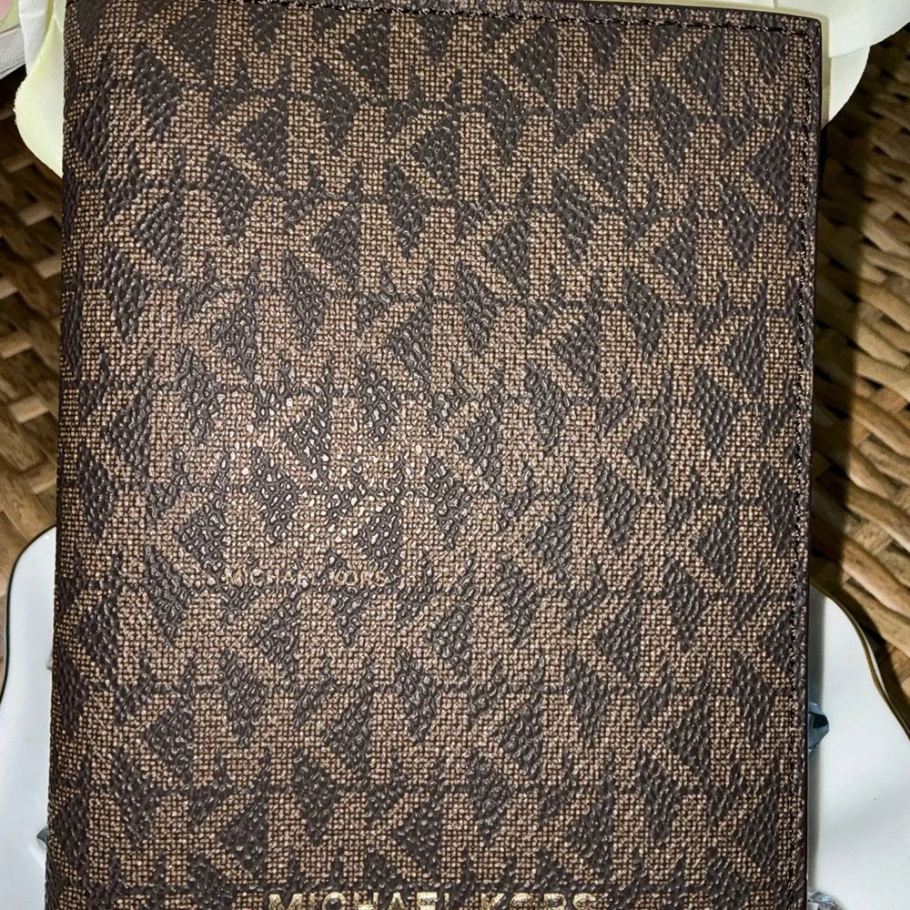 Michael Kors Signature Folding Card Case - Picture 6 of 14